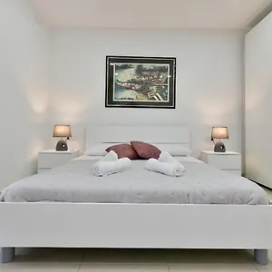 https://sea-view-apartment.hotelssaintjulians.com
